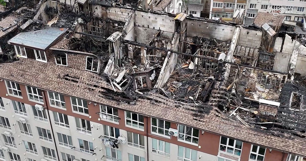 Au început lucrările pentru construcția unui acoperiș provizoriu la blocul din Durlești afectat de incendiu, anunță Vladimir Bolea 