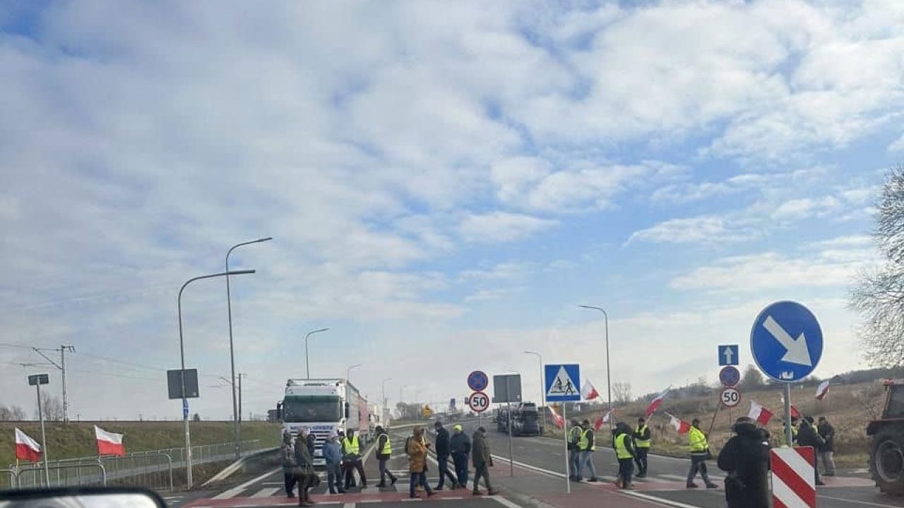 Polish farmers blockade border over grain crisis