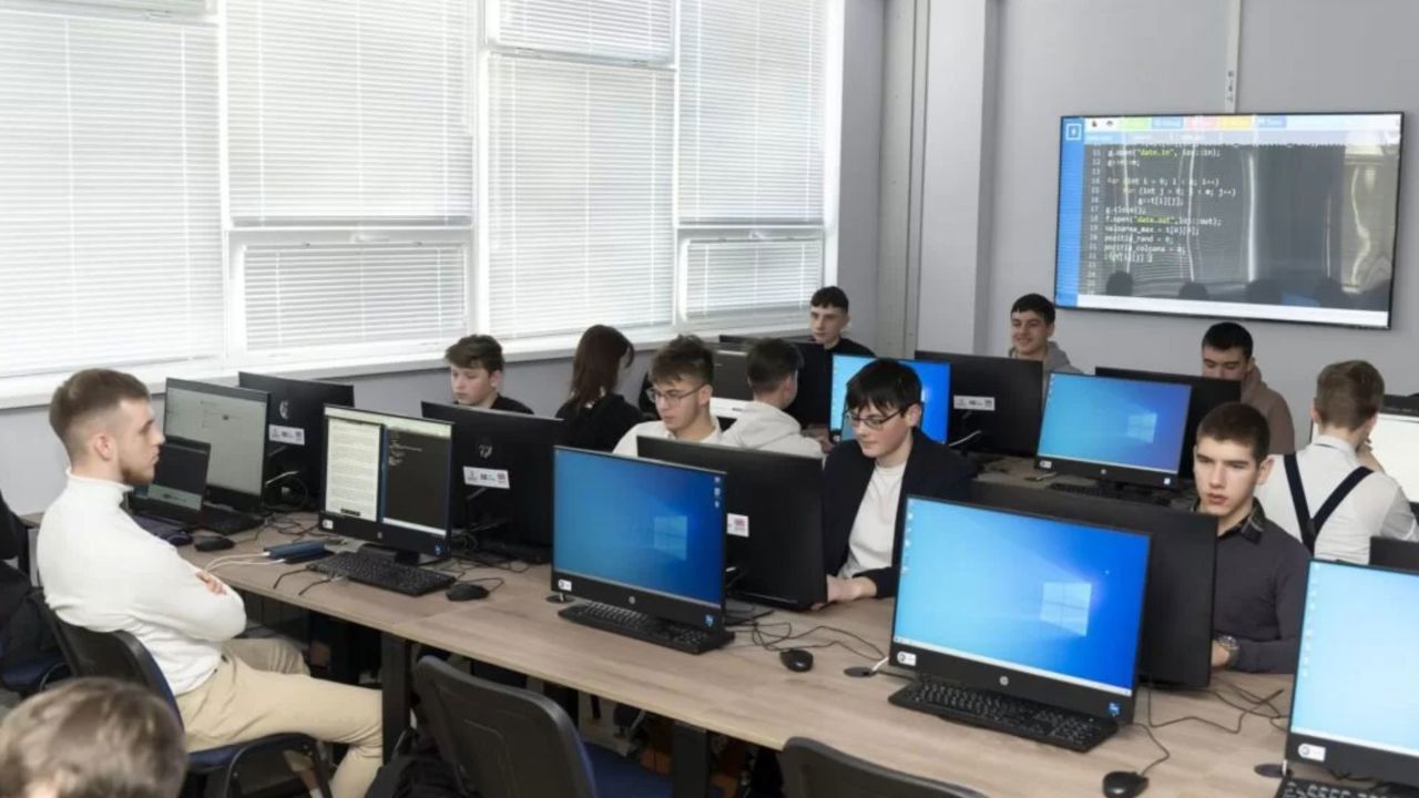 „Nu are sens să facem din toți programatori”: Soluții recomandate pentru lecțiile de informatică la școală 