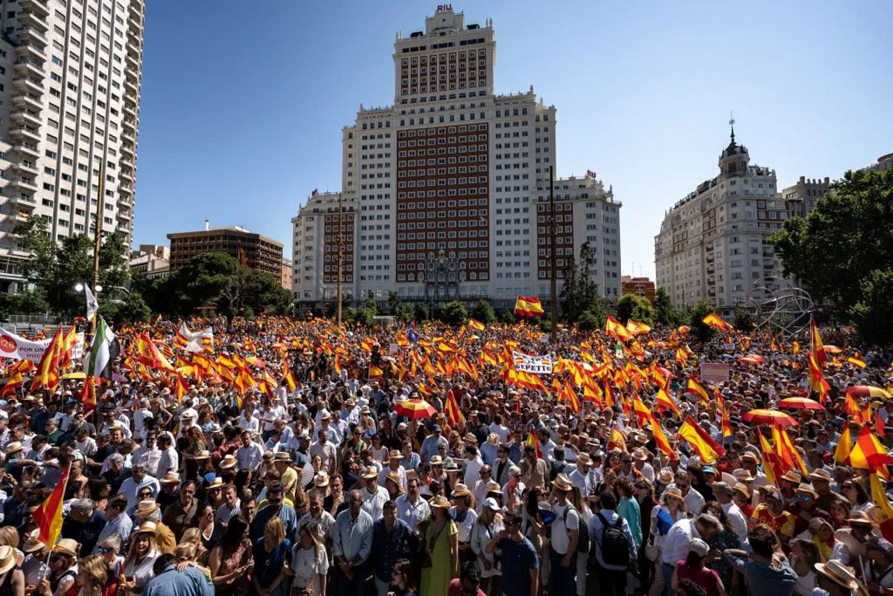 Zeci de mii de oameni protestează la Madrid împotriva guvernului Sanchez