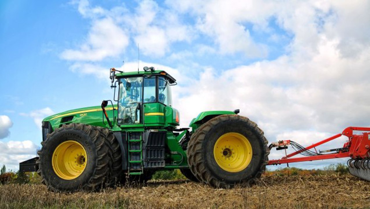 A cerut 1.200 de euro pentru a „aranja” eliberarea unui permis de tractorist: Inculpatul va sta trei ani după gratii 