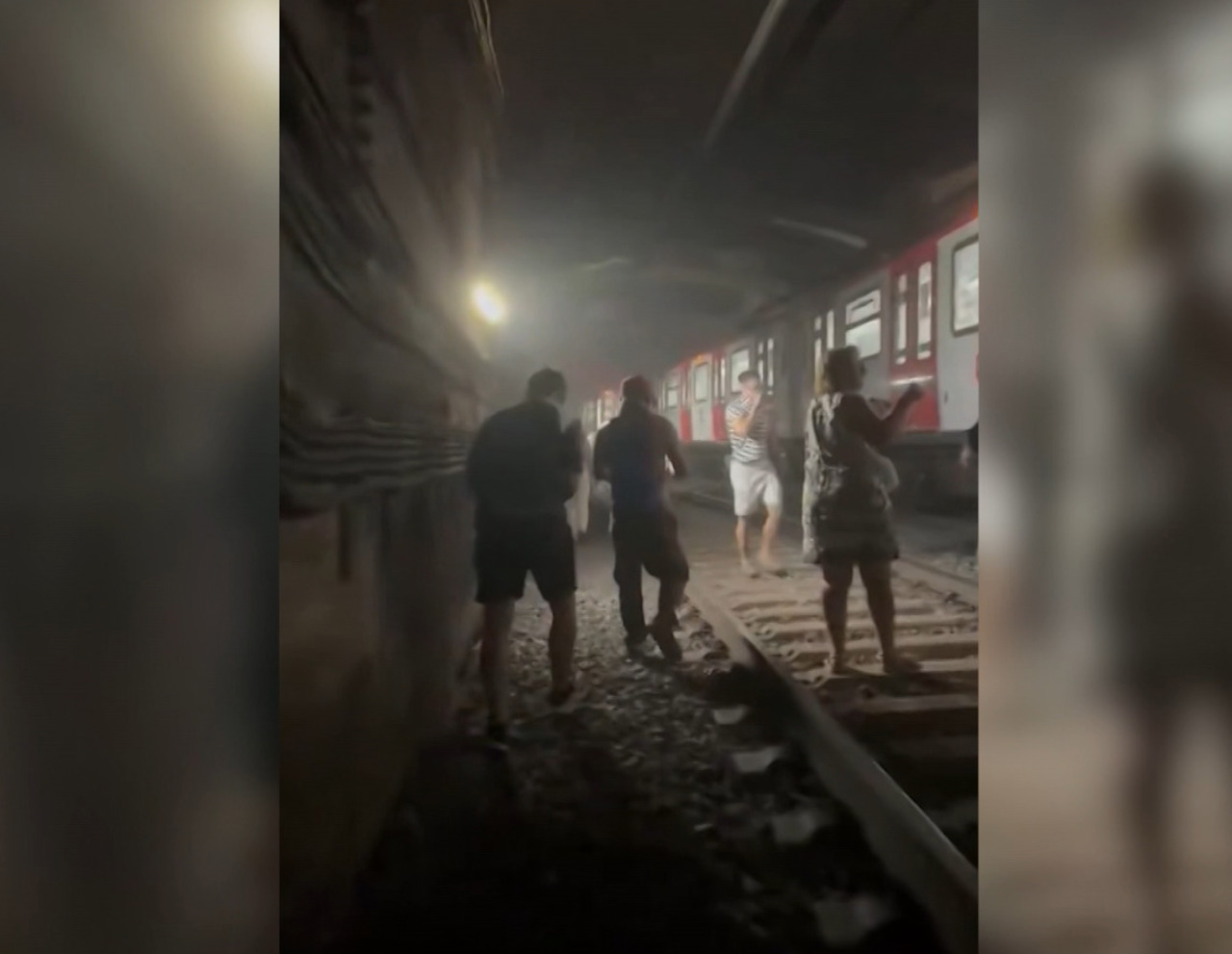 Evacuare prin întuneric și fum: Panică în metroul din Barcelona după un incendiu