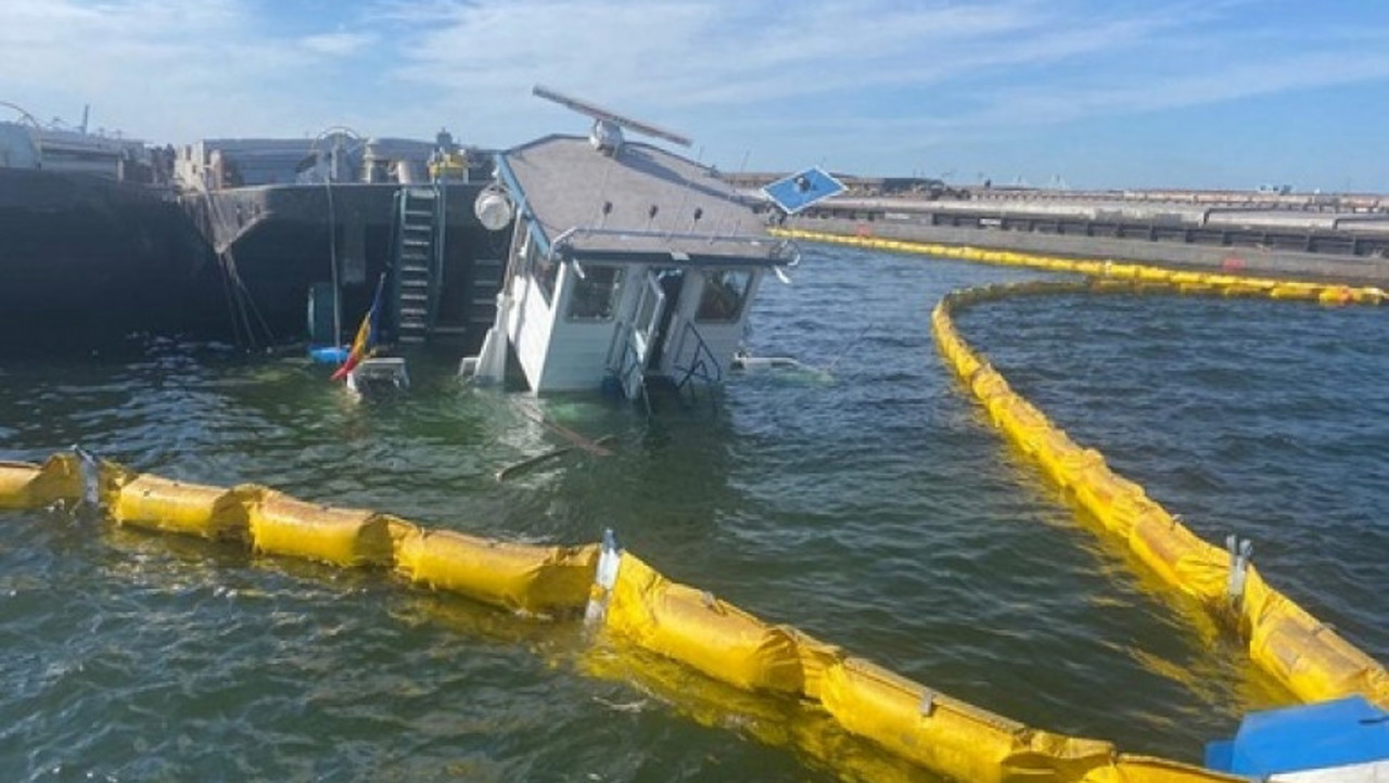 Pusher vessel under Czech flag sinks in Constanta sea port