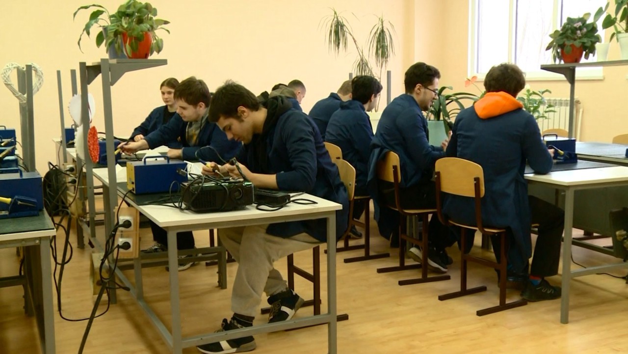 Profesorii și elevii Centrului de Excelență în Energetică, despre mutarea la un alt sediu: „Ne conformăm, dar varianta „favorabilă” ar fi să rămânem aici” 