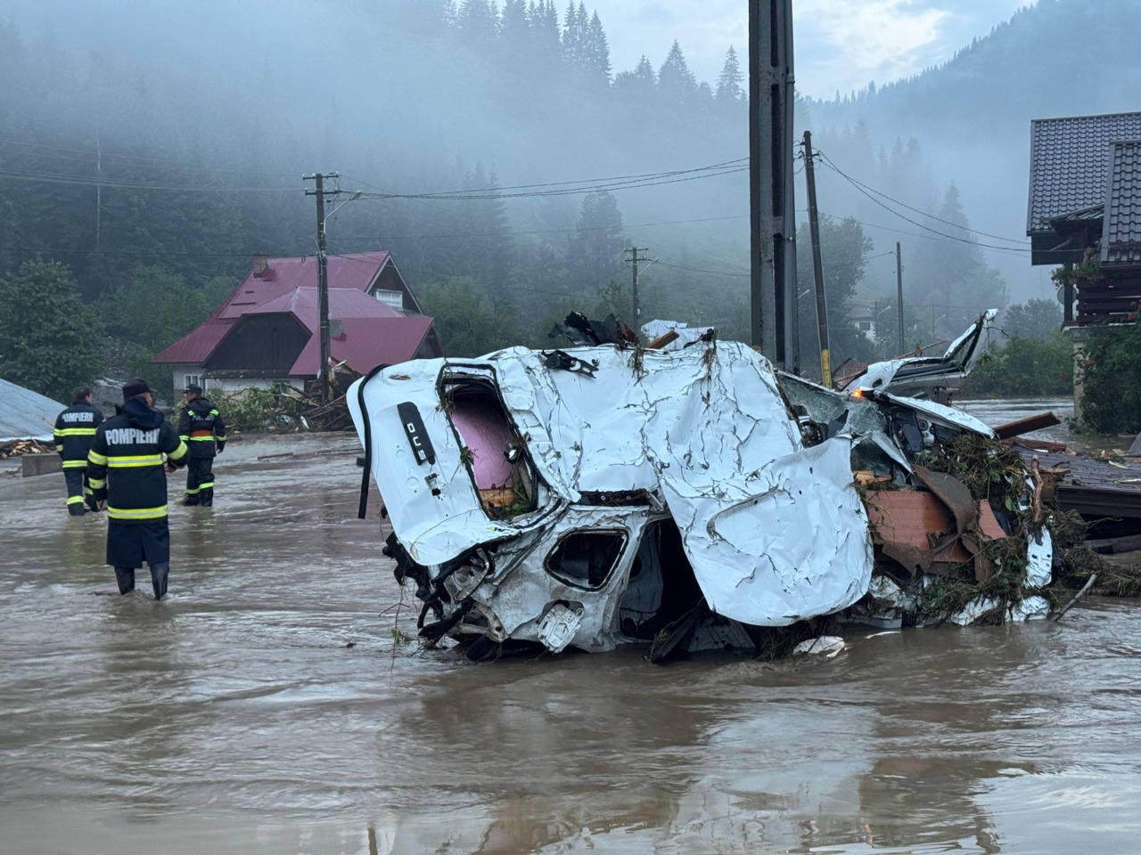 Inundații puternice în România: o persoană a murit, iar 700 de oameni au fost evacuați de urgență