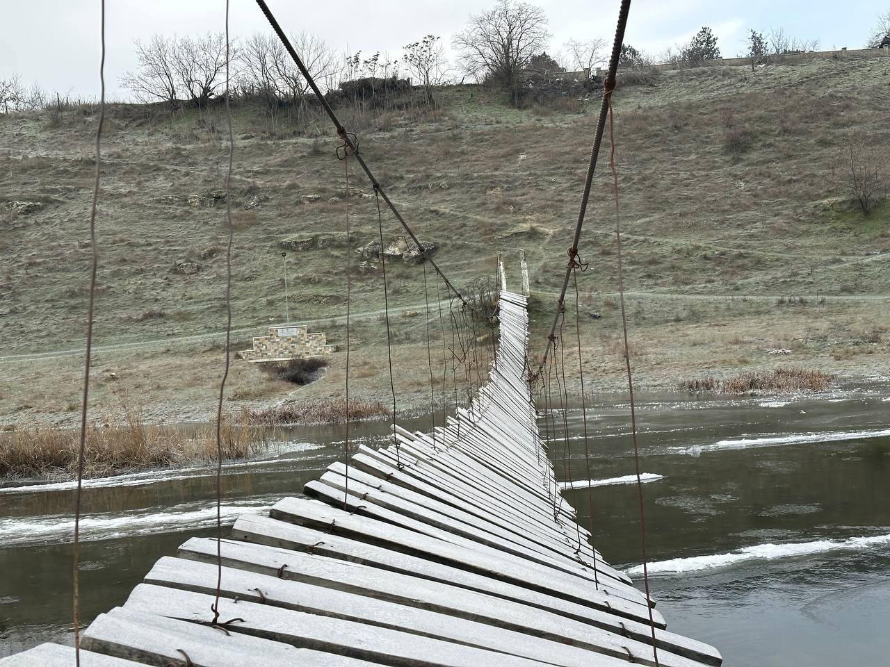 Punte de peste 50 de ani, singura legătură rapidă între Piatra și Pohorniceni, tot mai periculoasă