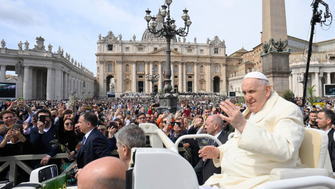 Pope Francis leads Palm Sunday service, bounces back from illness