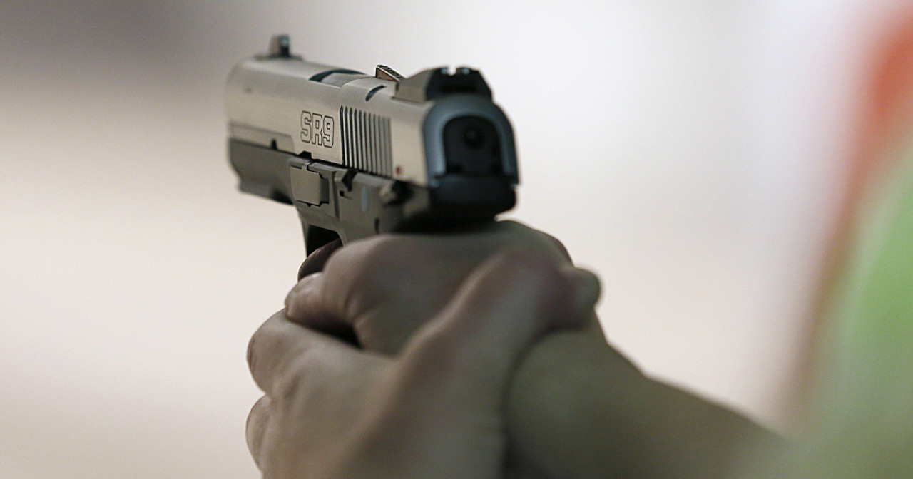 Panică în Chișinău: un bărbat, documentat de polițiști, după ce s-ar fi îmbătat și a efectuat mai multe împușcături într-un apartament