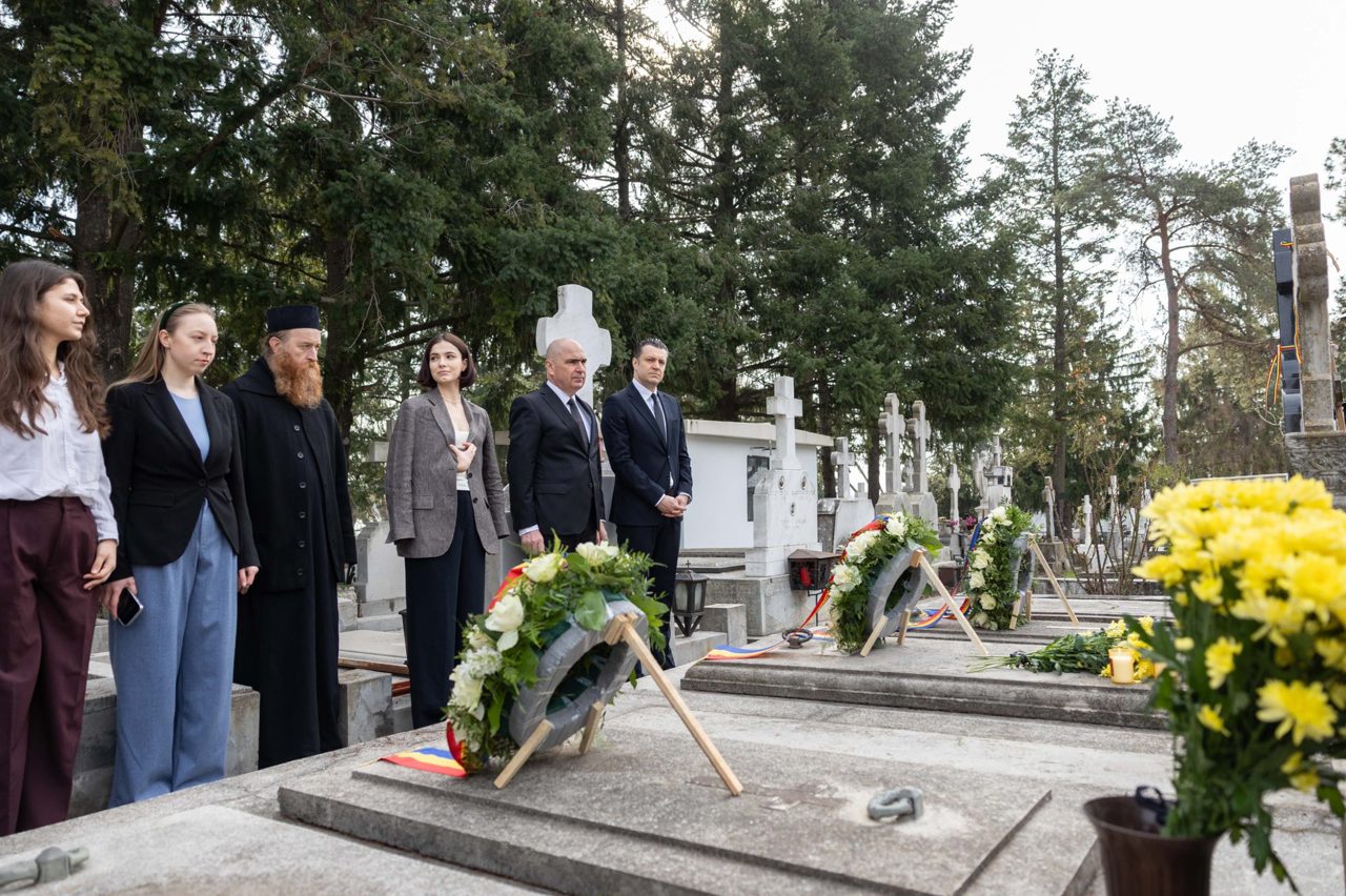  Premierul României și ambasadorul Republicii Moldova au onorat sacrificiul artizanilor Unirii din 1918