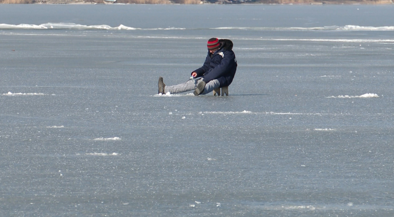Pescuit cu riscuri extreme: gheața subțire pune vieți în pericol