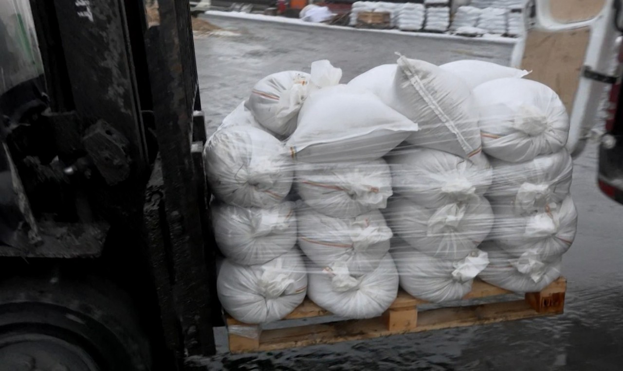 Sarea se vinde în cantități record, oamenii caută soluții și pentru lipsa de lumină