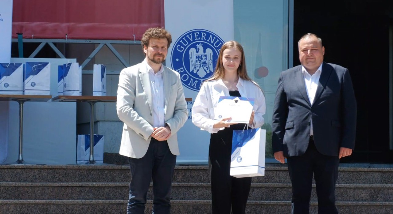 Cei mai buni elevi la Limba română și Istorie, premiați de autoritățile R. Moldova și României 