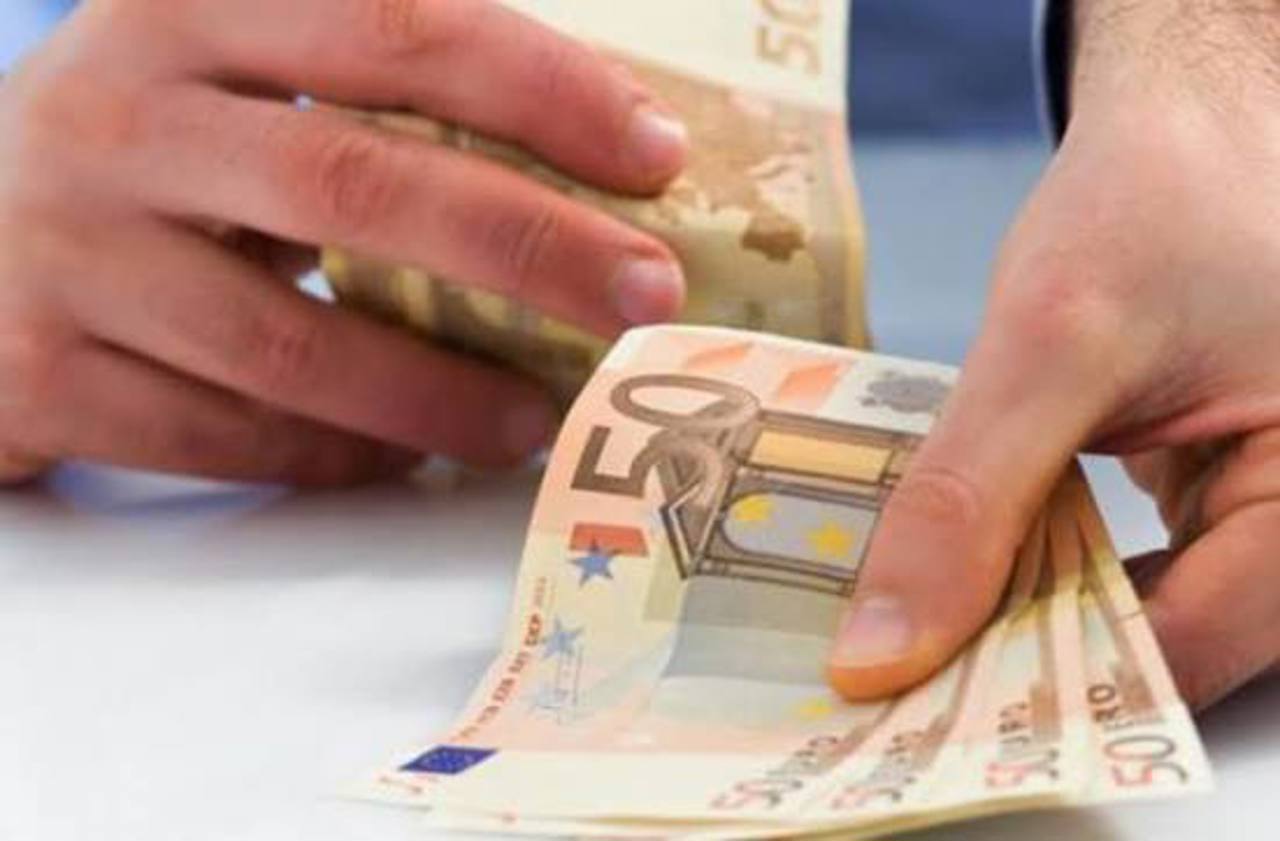 Percheziții la domiciliul și în biroul unui inspector fiscal: 200 de euro și servicii de 3.000 de lei pentru a soluționa favorabil un dosar