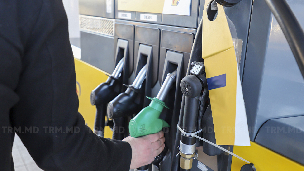 Un nou mecanism de autorizare pentru operatorii care dețin stocuri de urgență de produse petroliere, votat de Parlament