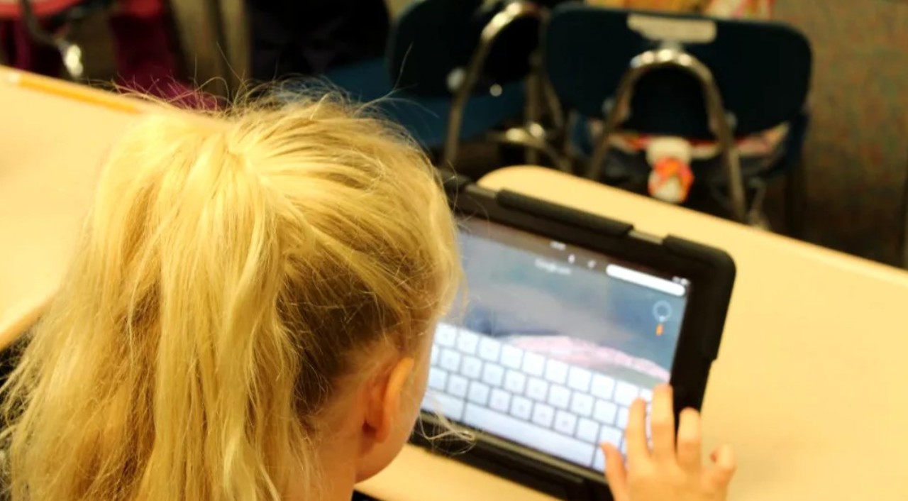 China donated 1,500 tablets for Ukrainian refugee children