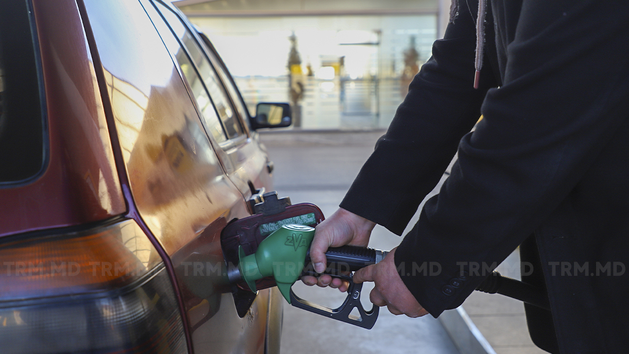 Benzina se scumpește, iar motorina se ieftinește. Cât vor costa carburanții în weekend