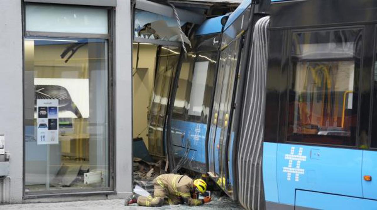 Un tramvai a intrat în plin într-un magazin din centrul capitalei norvegiene Oslo. Sunt persoane rănite