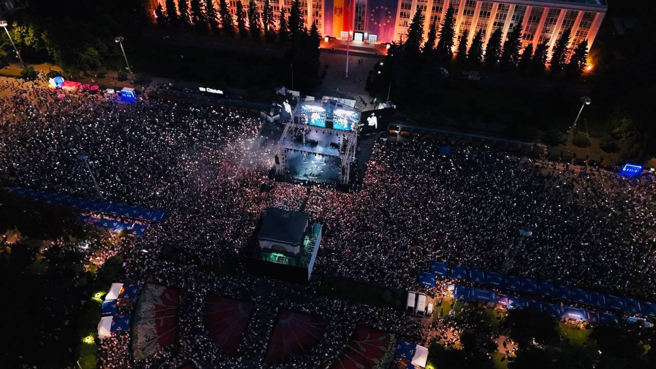 Ziua Independenței la Chișinău: 90 de mii de participanți și peste 90 de persoane duse la inspectoratele de poliție