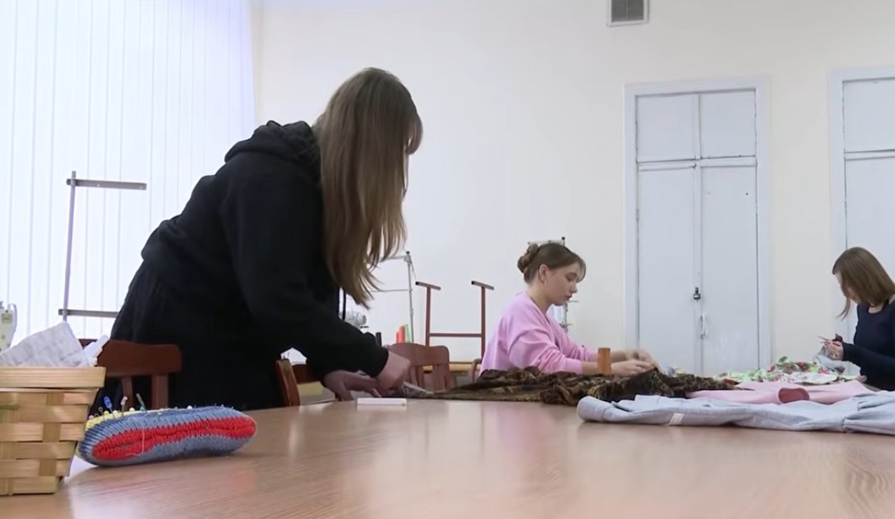 „Condiții foarte rele”: Elevii și profesorii Centrului de Excelență în Industria Ușoară ni vor să se mute într-o altă clădire