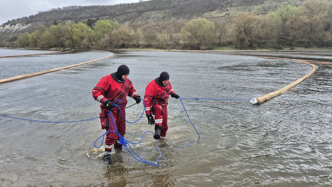 Emergency teams deploy advanced containment measures to neutralize oil slicks near Arionești