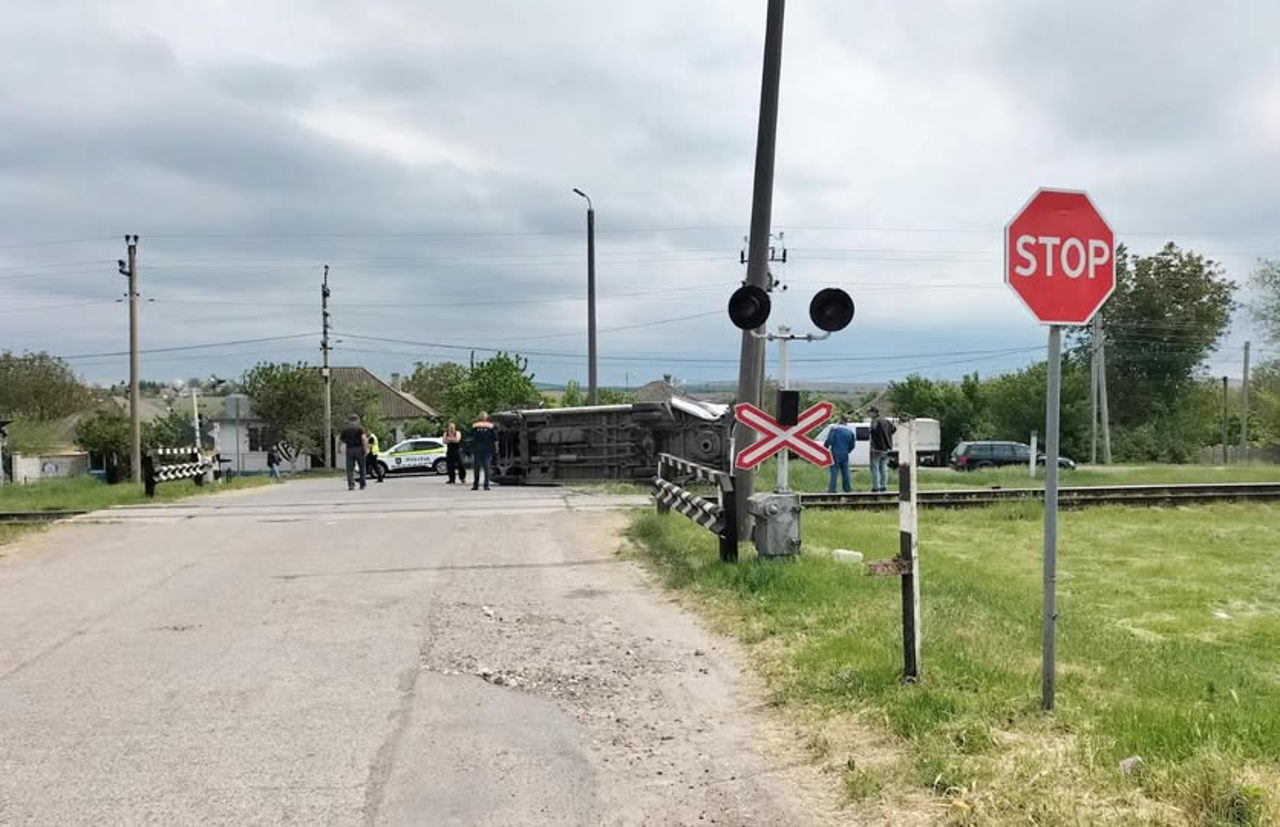 Accident la o trecere feroviară din nordul țării: Mecanicul a frânat de urgență, dar impactul nu a putut fi evitat