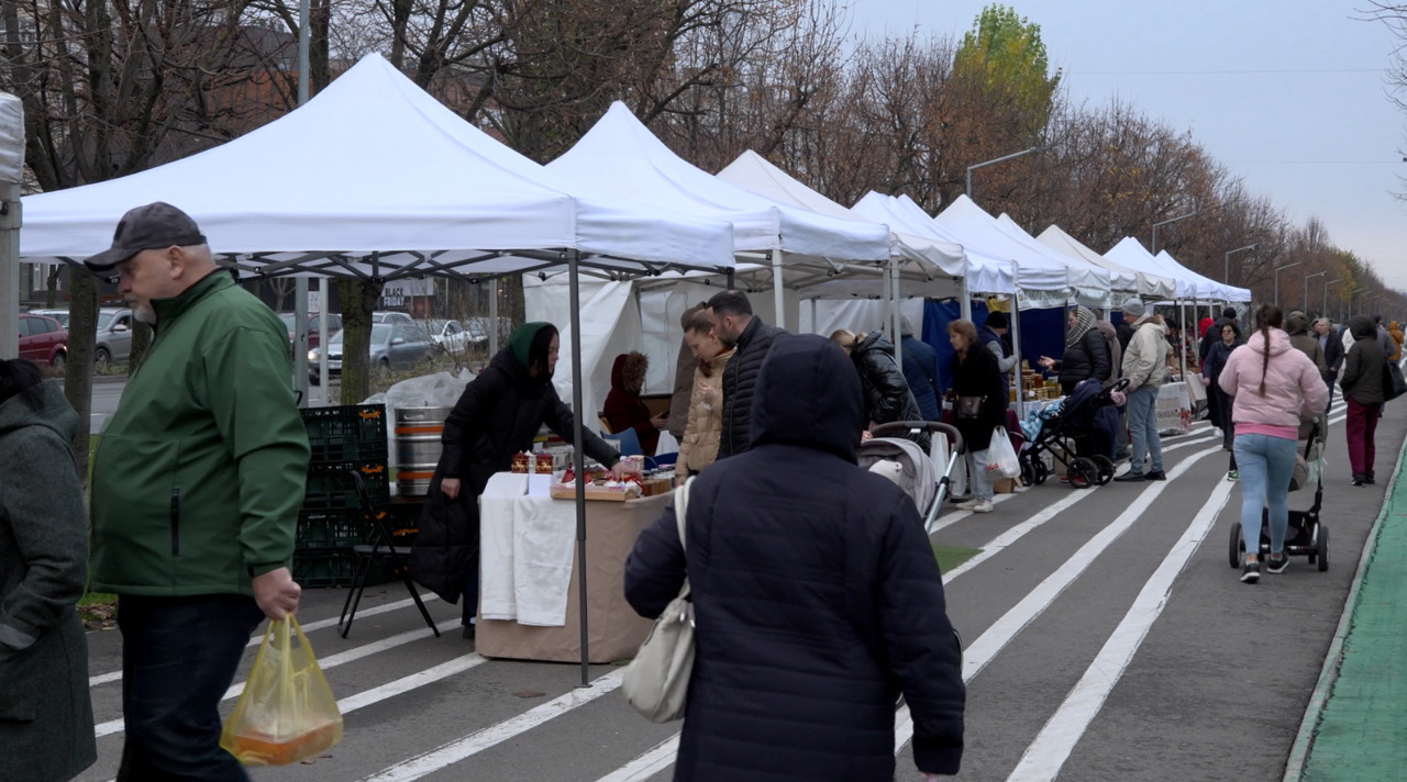 Produse naturale și prețuri accesibile: „Târgul cu Tradiție” a adunat zeci de meșteri și fermieri