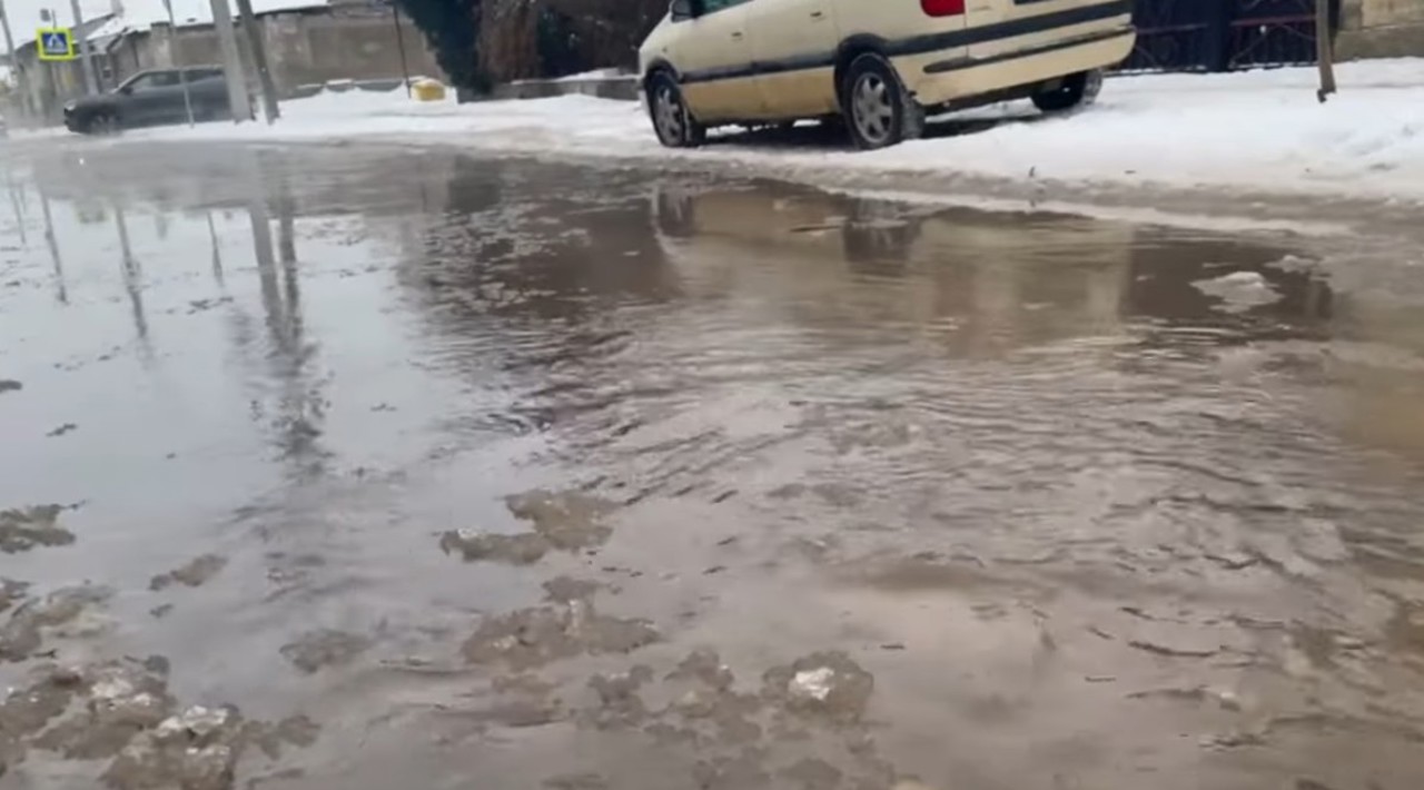 Țevi vechi care cedează des: locuitorii din Bălți, fără apă  