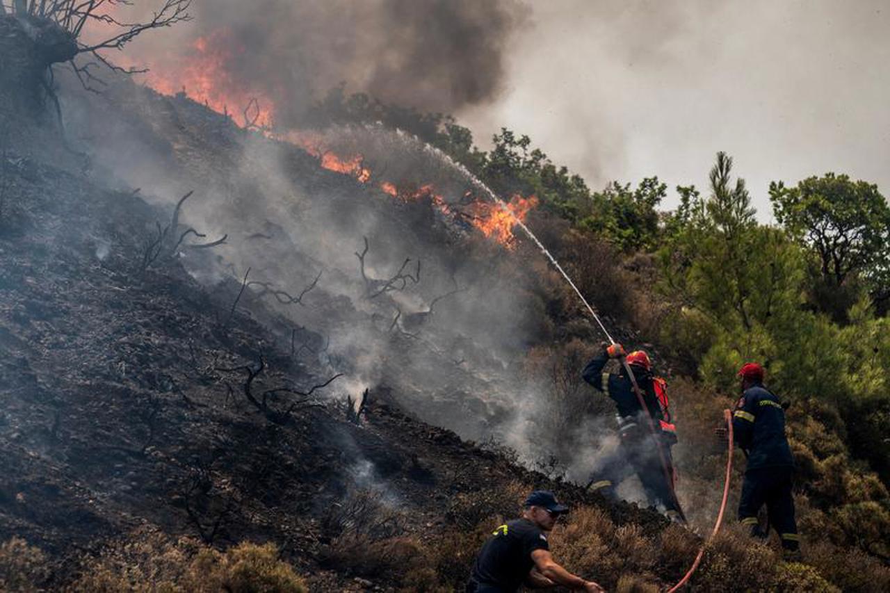 Incendii de vegetație continuă să ardă necontrolat în nord-estul Greciei