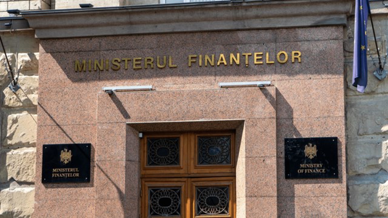 Salariile cadrelor didactice din Chișinău întârzie: Ceban critică Guvernul, Ministerul Finanțelor răspunde