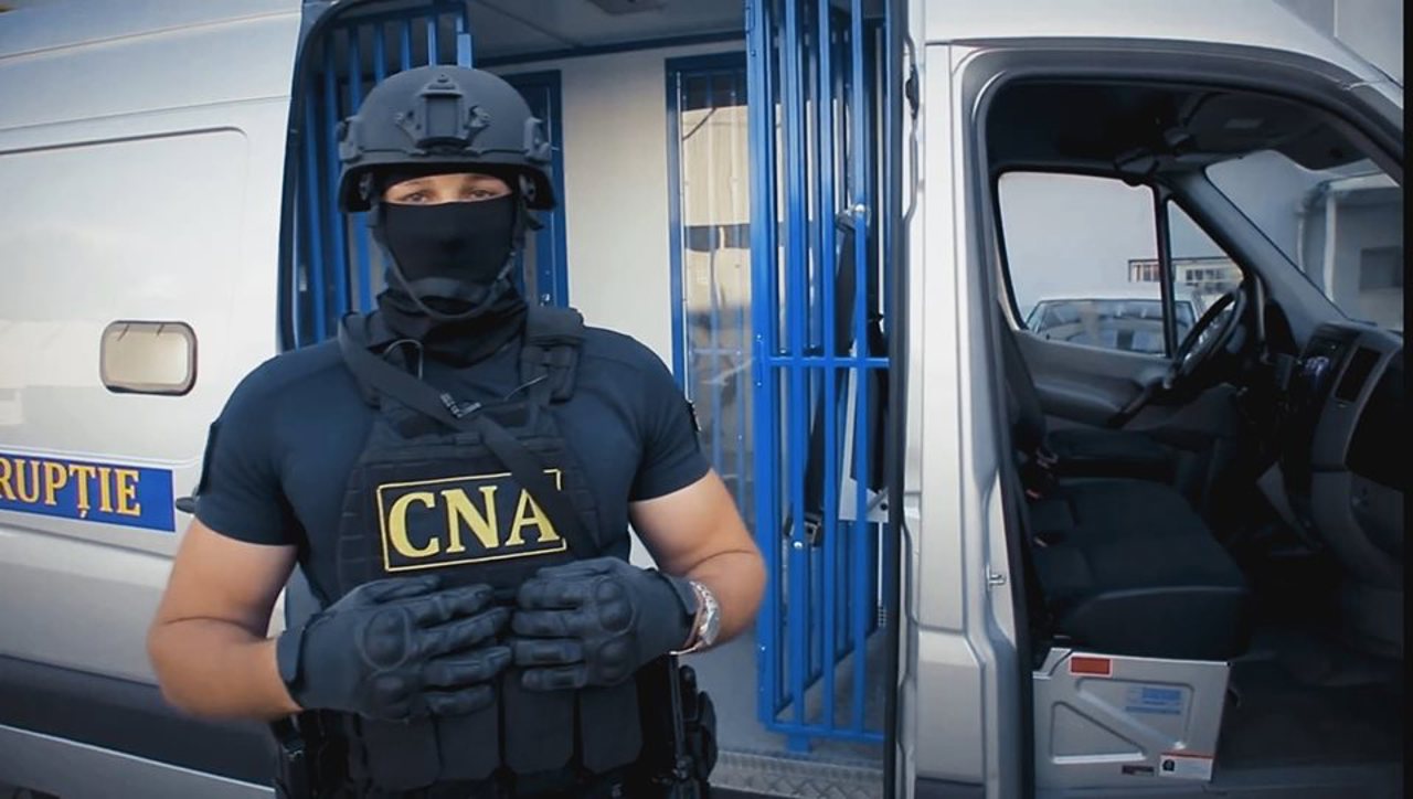 Un avocat a fost reținut pentru trafic de influență. Ar fi pretins 6000 de euro pentru a influența decizia pe un dosar penal 