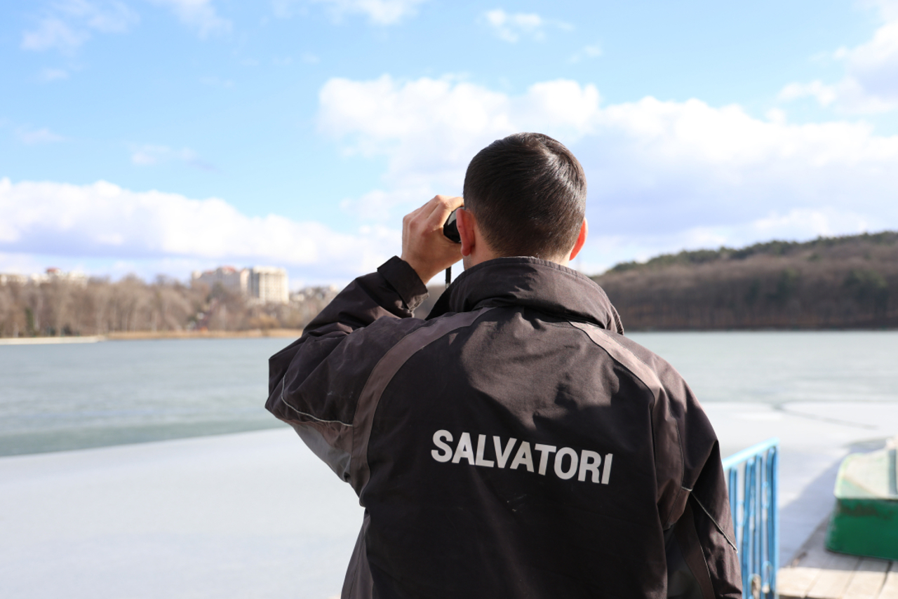 Risc de prăbușire sub gheața fragilă a bazinelor acvatice. Recomandările salvatorilor  