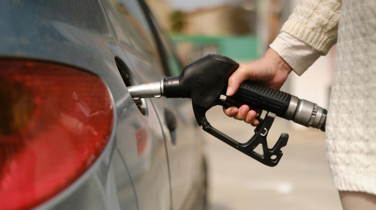 Veste bună pentru șoferi: După săptămâni de scumpiri, carburanții încep să se ieftinească