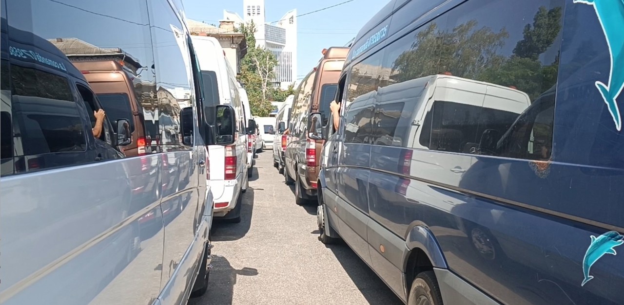 Transportatorii, puși în dificultate de creșterile de preț la motorină. Autoritățile promit ajutor 