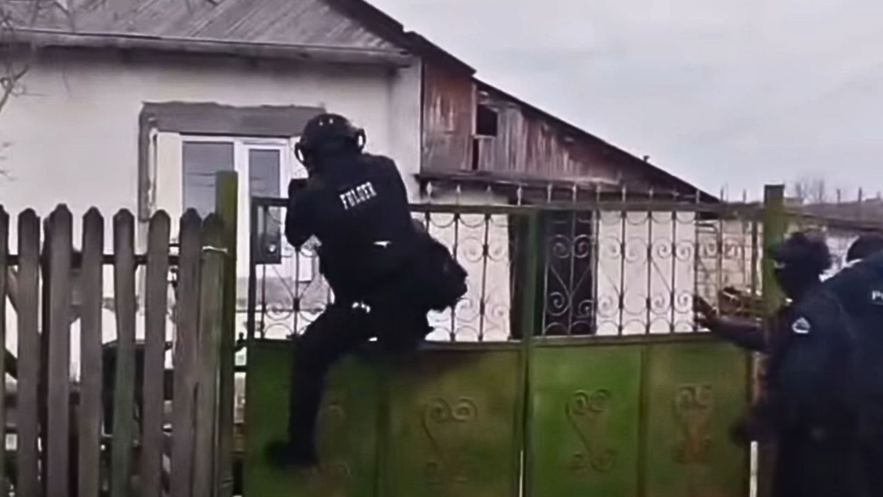 VIDEO | Tânăr șantajat și lăsat fără mașină: Patru bărbați au fost reținuți 