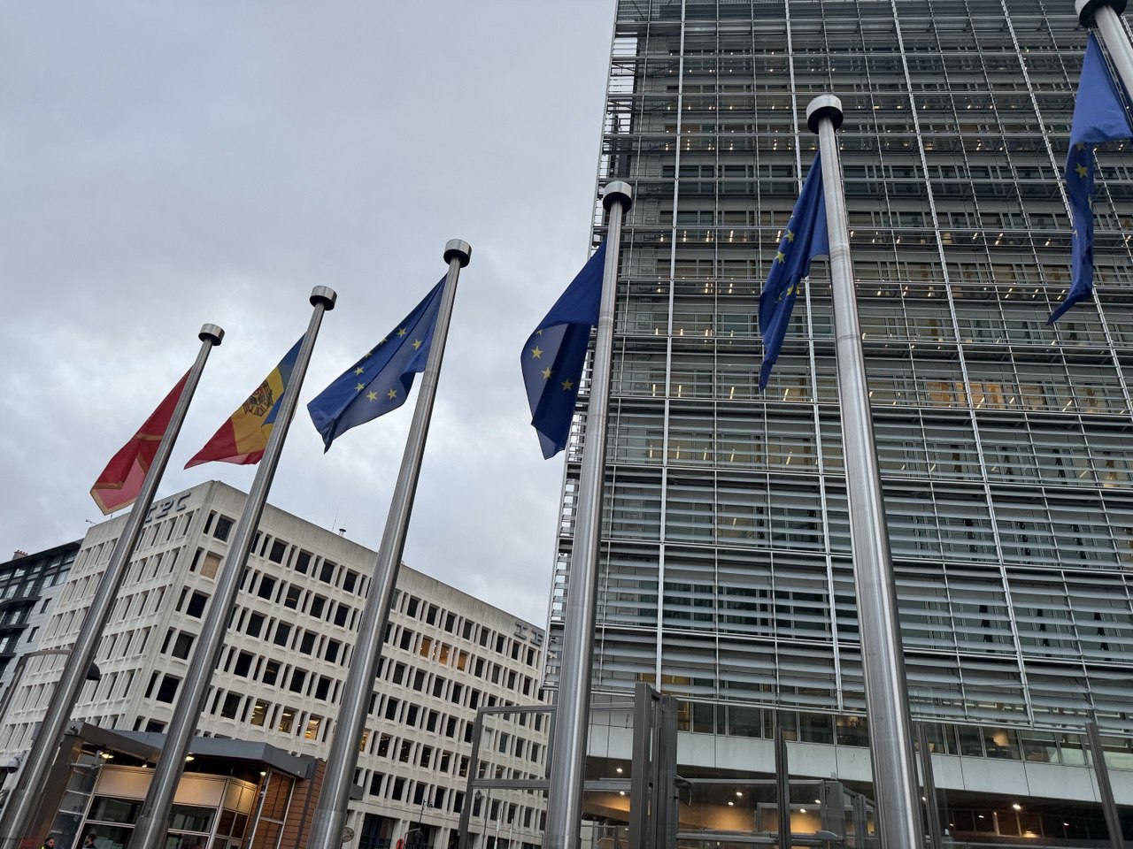 Alexandru Munteanu, prima vizită la Bruxelles: drapelul Republicii Moldova, arborat alături de cele europene