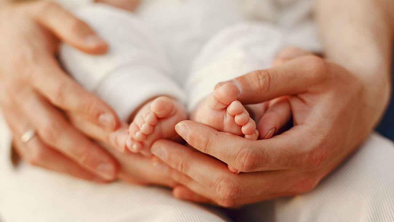 Familiile amână nașterea copiilor: Vârsta femeii la prima naștere este de 28.5 ani în orașe