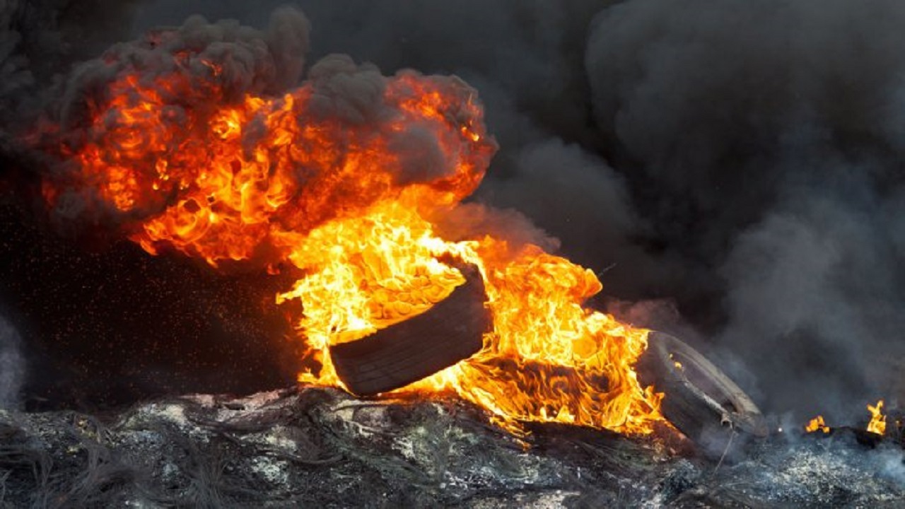 Autoritățile de mediu atenționează: Arderea anvelopelor, interzisă prin lege