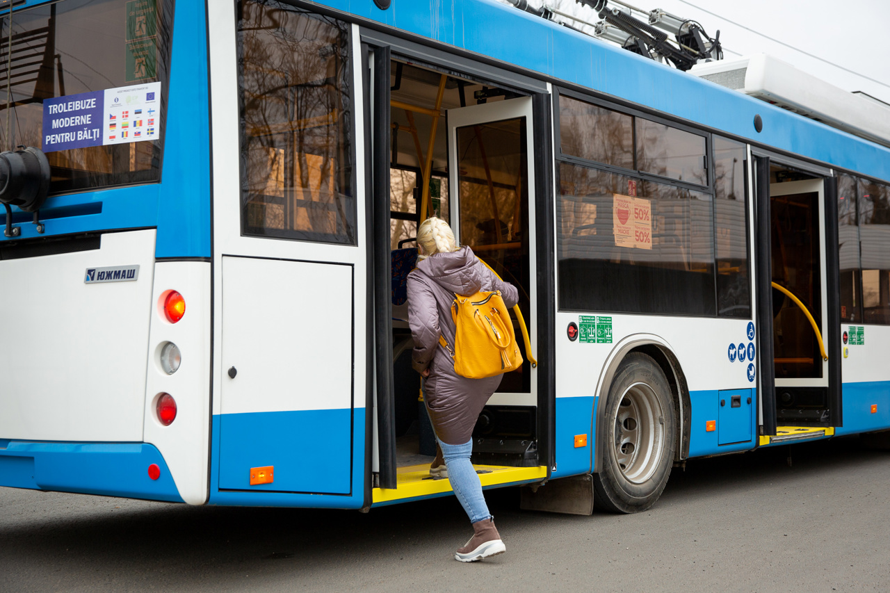 Проезд в общественном транспорте в Бельцах скоро подорожает. Граждане недовольны