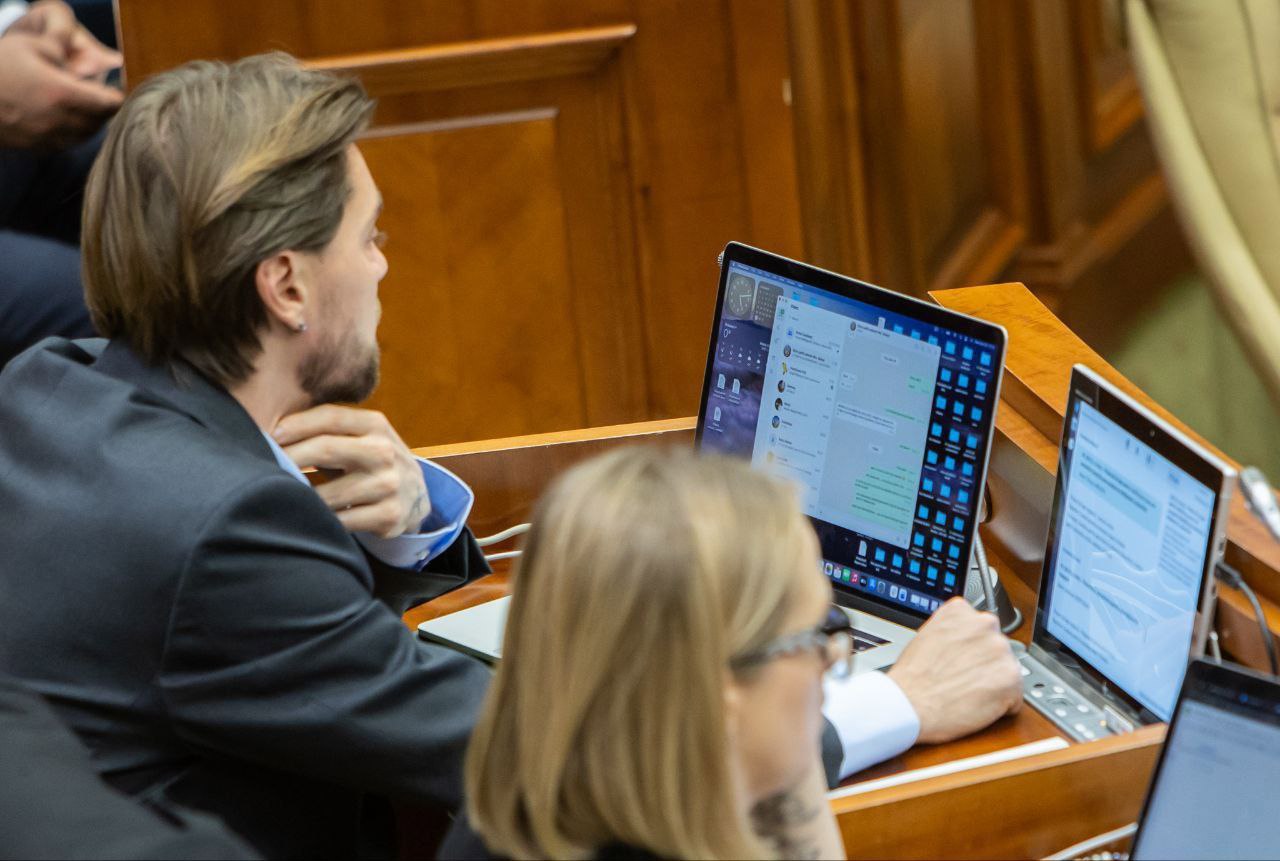 „Kenții”, un chat privat al deputaților PAS, surprins în plenul Parlamentului. Ce spun deputații