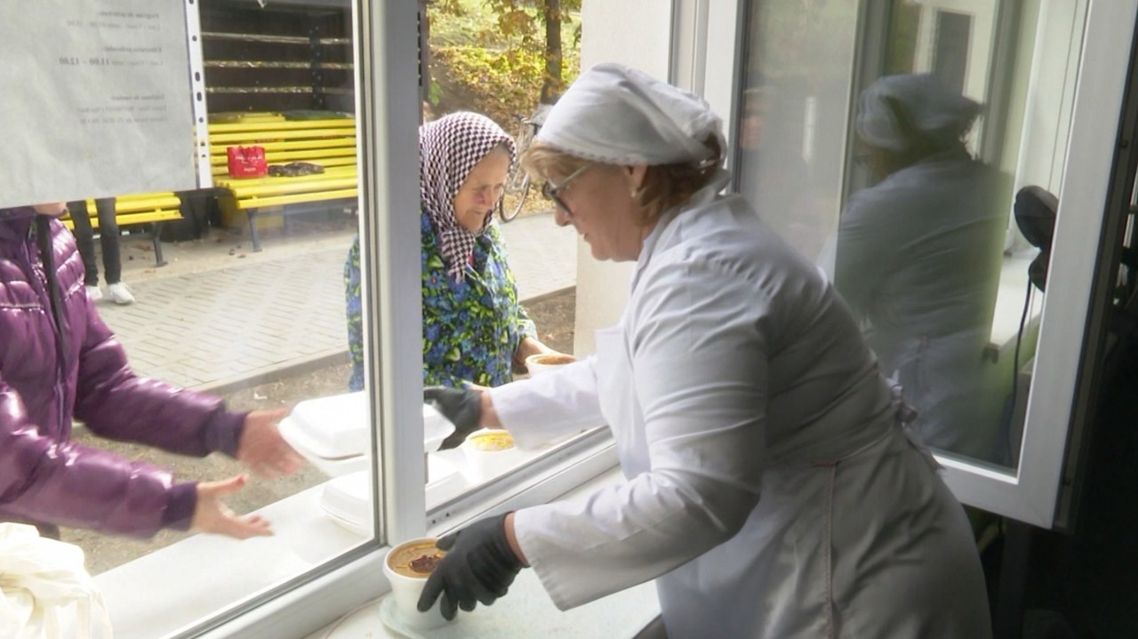 Persoanele nevoiașe din Selemet beneficiază de mâncare caldă la cantina socială din sat: „E foarte gustos”