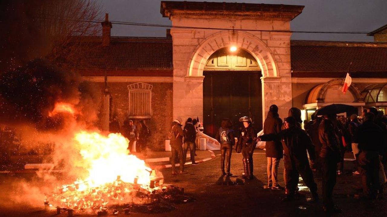 Franța: închisorile din câteva orașe au fost ținta unor atacuri