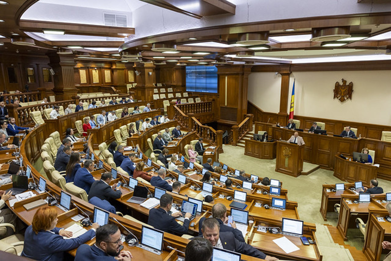 Alocații de până la 4.000 de lei pentru bugetari. Rectificările la buget, votate în prima lectură