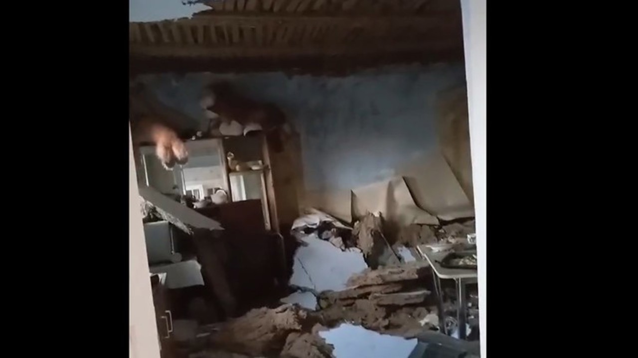 VIDEO // Căușeni: Three children taken to the hospital, after the ceiling of the house collapsed on them
