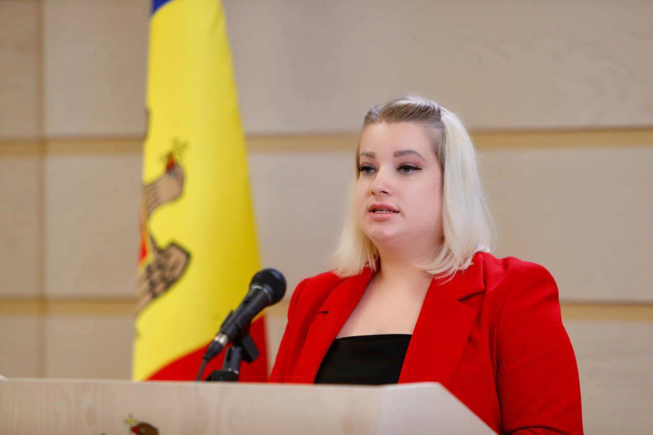  Diana Caraman: „Mă privați de dreptul de a vorbi limba maternă”. Explicațiile președintei fracțiunii PCRM de ce vorbește rusa în Parlament 