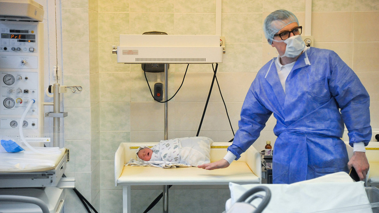 Propunere scandaloasă în Rusia: Femeile necăsătorite, îndemnate să caute militari pentru a avea copii