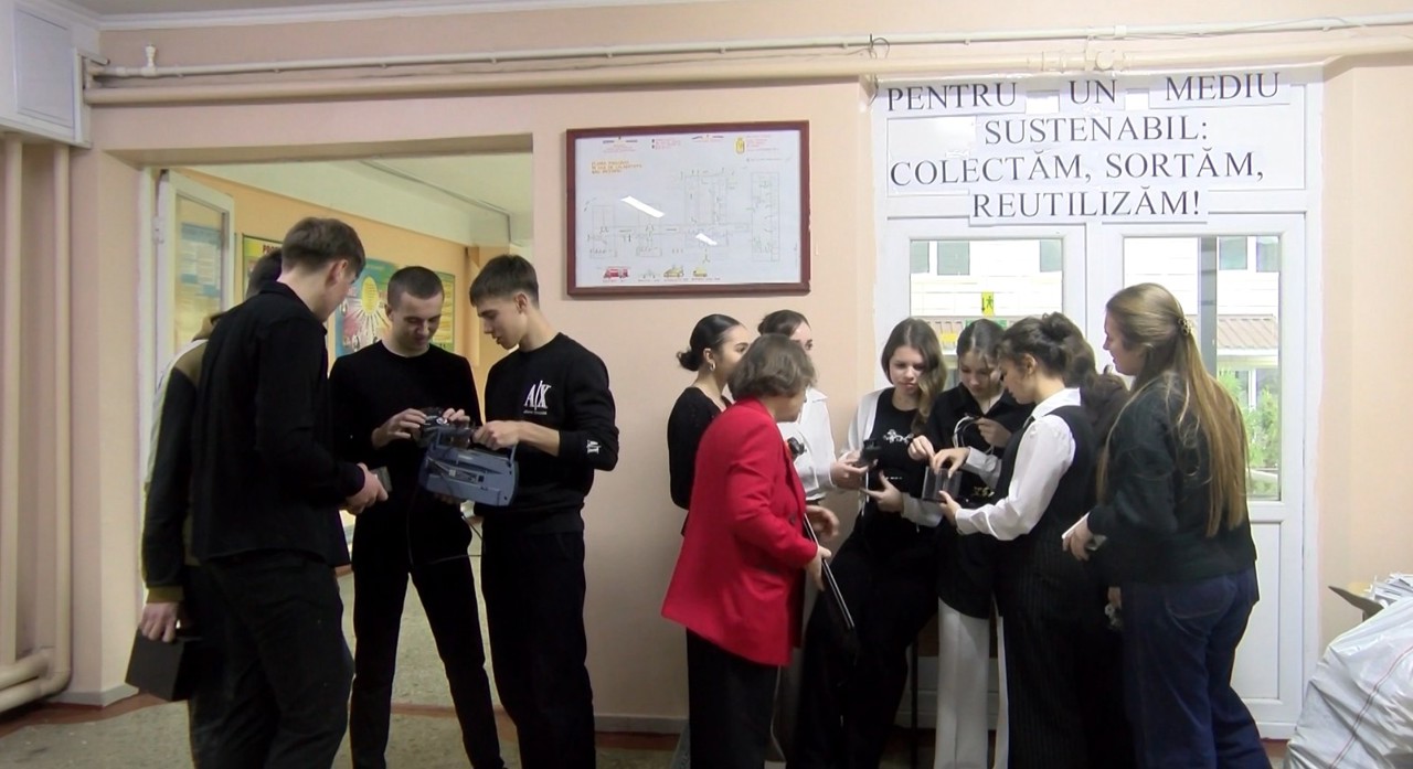 Elevii și profesorii de la un liceu din Soroca aduc de acasă tot ce au uzat și nefuncțional 