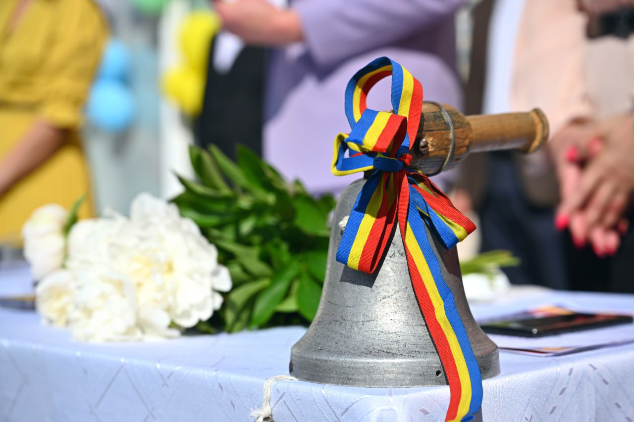 Start noului an școlar: Careu solemn la Cojușna, cu baloane în culorile tricolorului