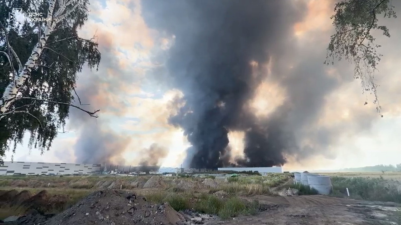 Mai multe explozii și un incendiu puternic după un atac rusesc în satul Milaia, din regiunea Kiev. Sunt morți și răniți
