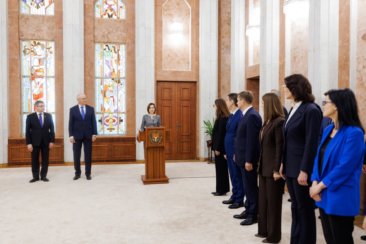 Noul Guvern a depus jurământul de învestire. Maia Sandu: „Avem nevoie de măsuri curajoase care să asigure dezvoltarea economiei”
