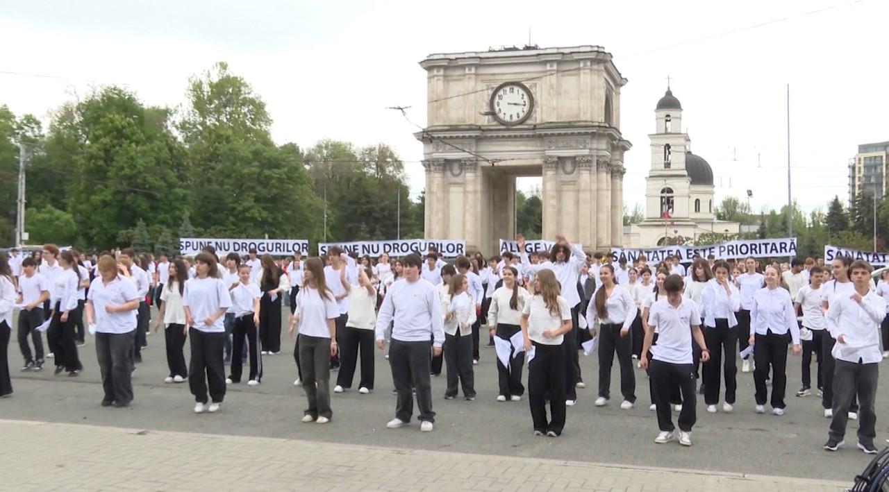 Flashmob în capitală „Viața contează! Spune NU drogurilor!”: „Să uităm cuvântul acesta”